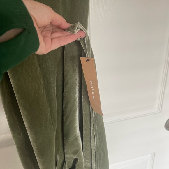 Salamanca Dress by Reformation SZ 6 in Artichoke Velvet. - Picture 11 of 14